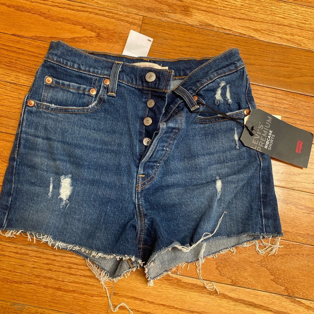 LEVI’s super high rise Ribcage Short- size 26
